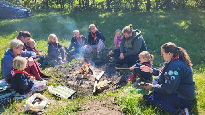 Der vises familie spejderne omkring bålet